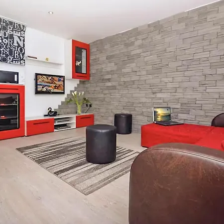 Awesome In With Private Swimming Pool, Be Inside Or Outside *